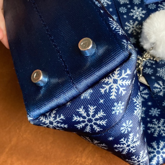 VEXC Harveys Snowflake Medium Streamline Tote with Charm.❄️ - Picture 4 of 4